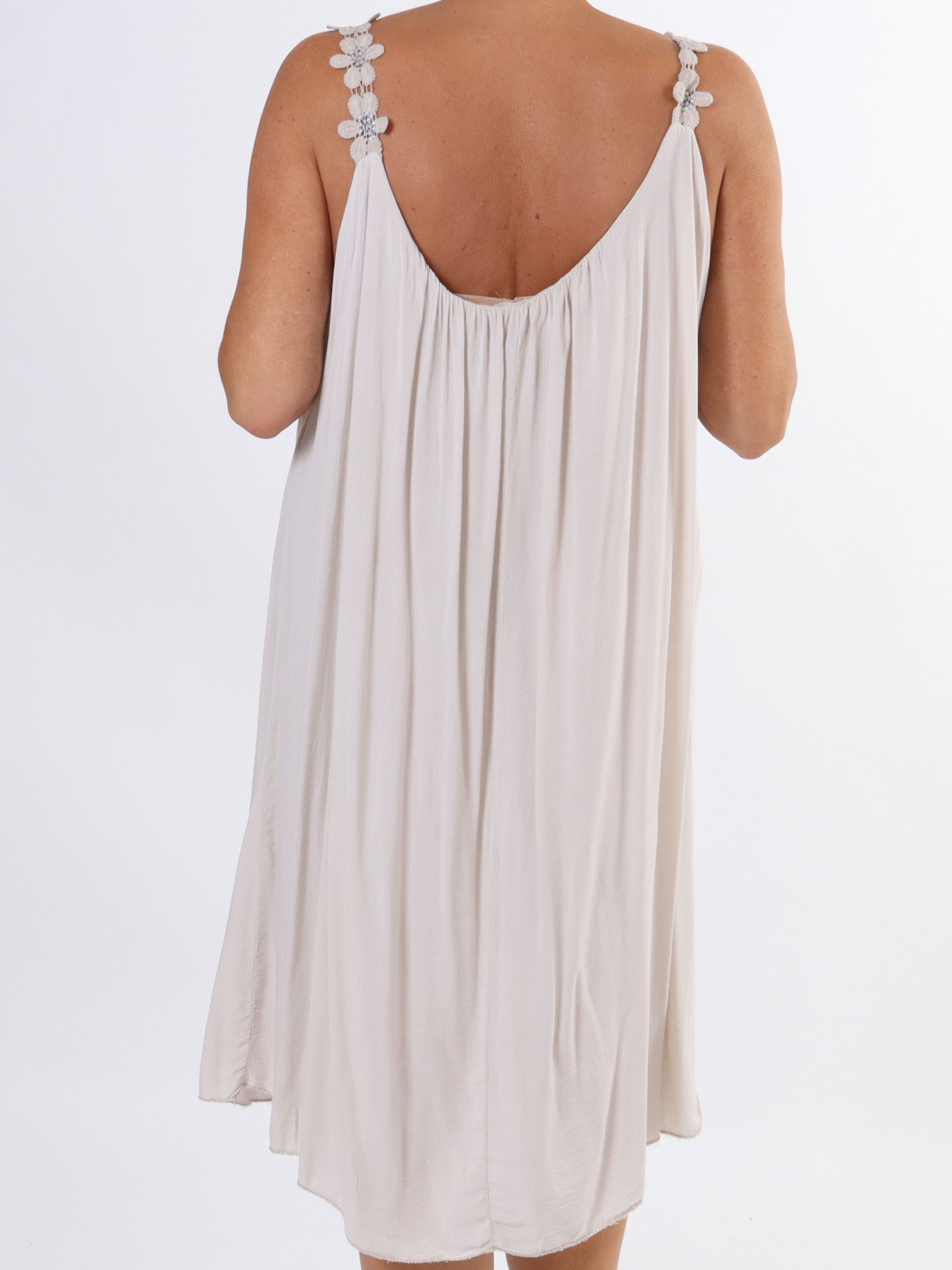 Ane - Sød plus size sommerkjole med broderet stroppe